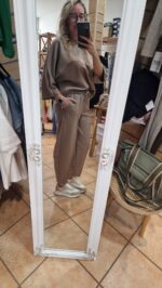 CONJUNTO CHÁNDAL ANCHO TAUPÉ - Imagen 4