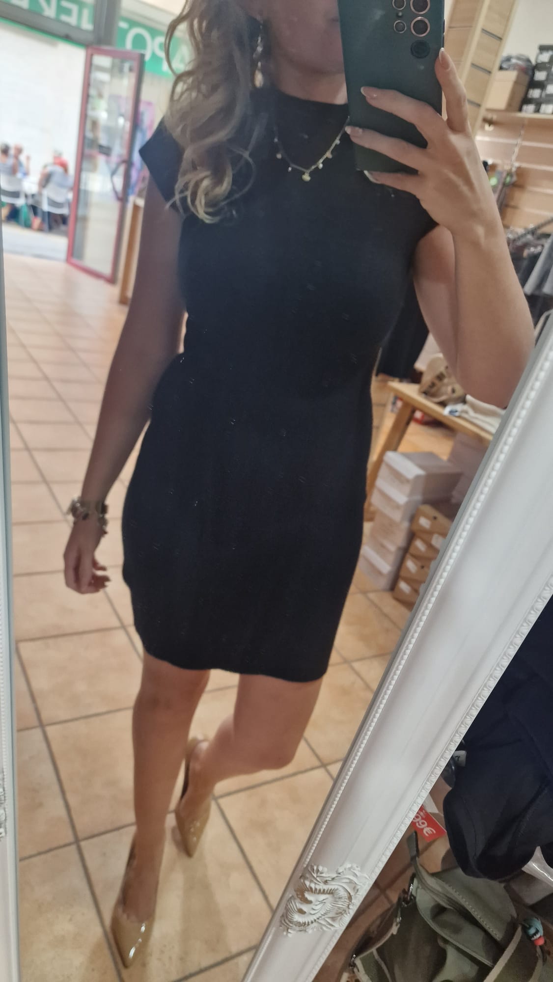 5f81dcf2-81d5-410d-8fee-ee6a79a900bf VESTIDO CORTO AJUSTADO NEGRO - Imagen 1