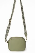 BOLSO VERDE CON CORREA ESTAMPADA