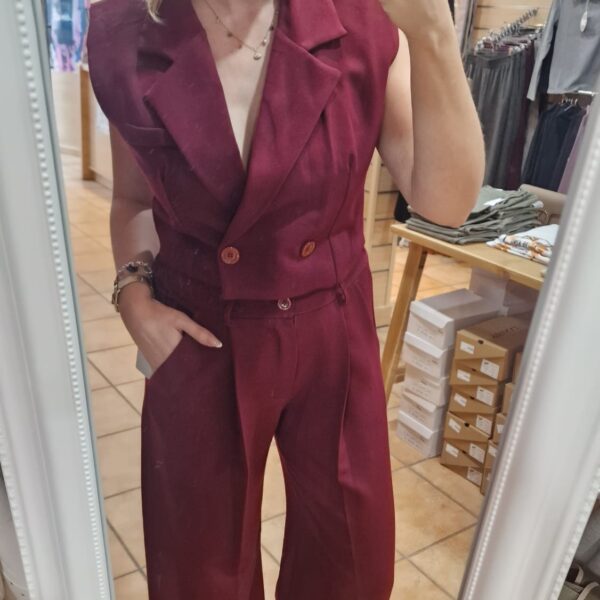 CONJUNTO CHALECO Y PANTALÓN PINZAS BURDEOS